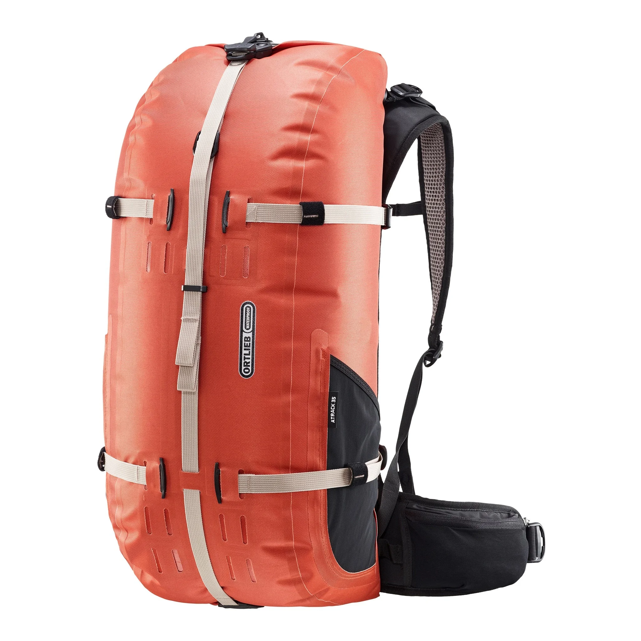 Detailansicht des wasserdichten ORTLIEB Outdoor-Rucksacks Atrack in der Farbe rooibos mit 25 Litern Volumen, mit gepolsterten Schultergurten, stabilen Befestigungsschlaufen und verstärktem Rückenteil.