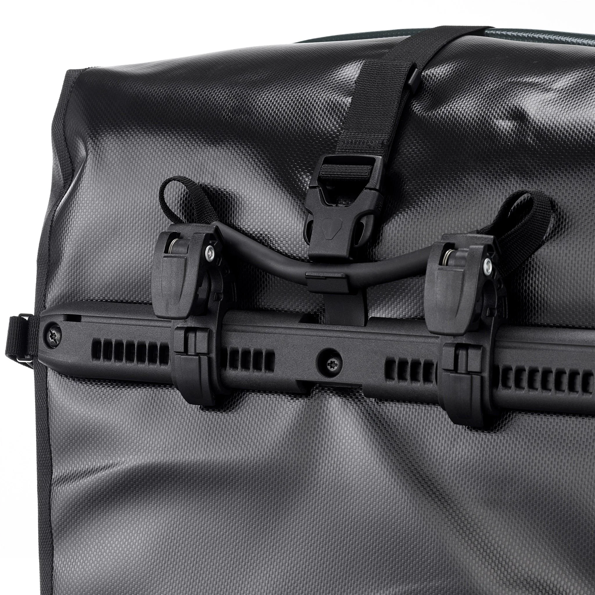 Detailansicht der Rückseite der ORTLIEB Back-Roller XL QL2.2 in red-black mit Quick-Lock-System