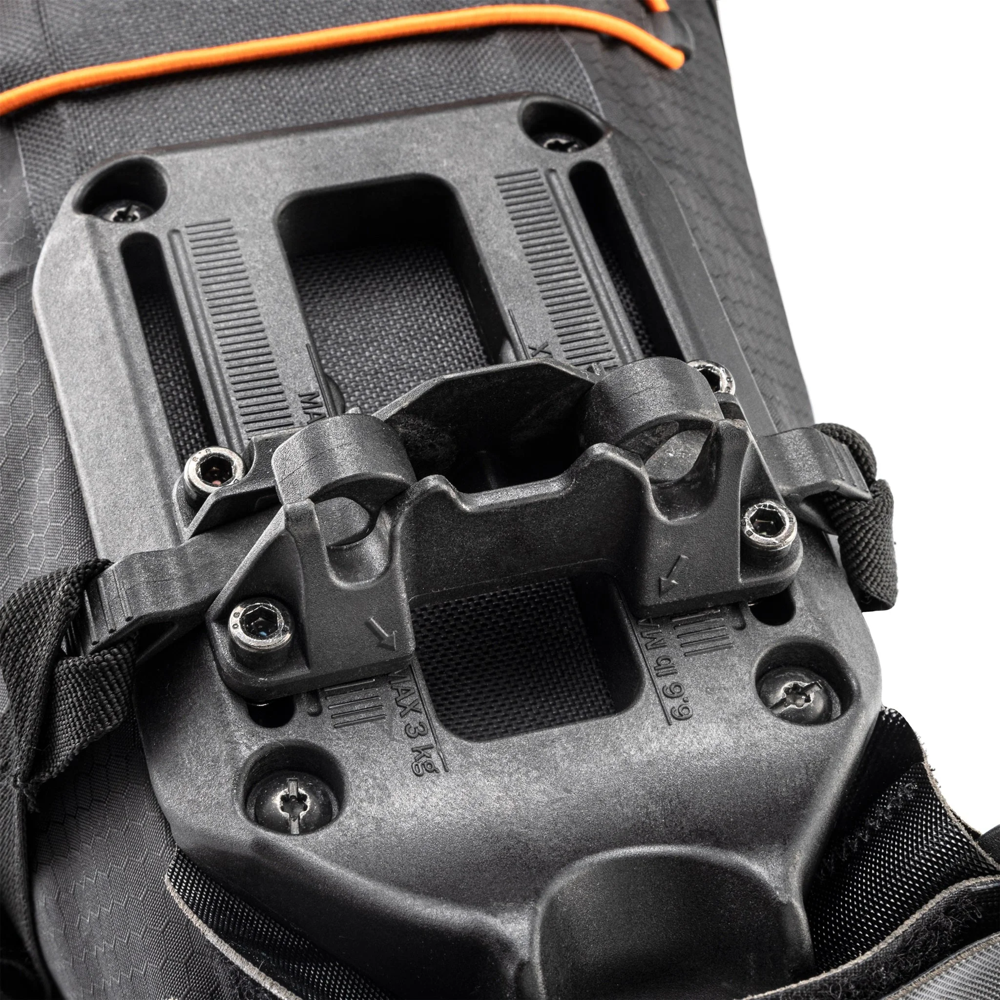 Radfahrer befestigt ORTLIEB Seat-Pack QR in dark-sand am Fahrradsattel im Wald