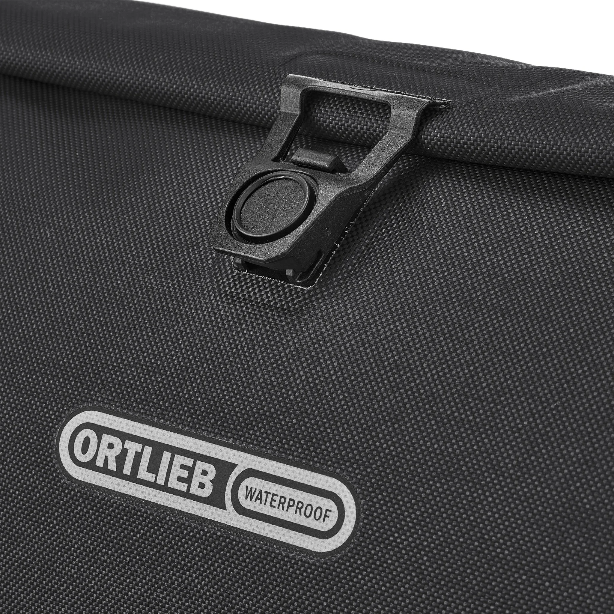 Detailaufnahme der ORTLIEB Velo-Sling Flex in black 2.5 Liter mit Magnetverschluss und Logo